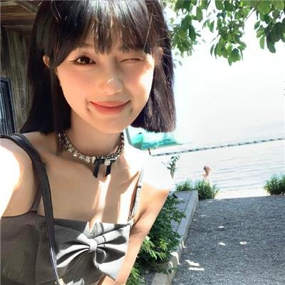 落在她身边